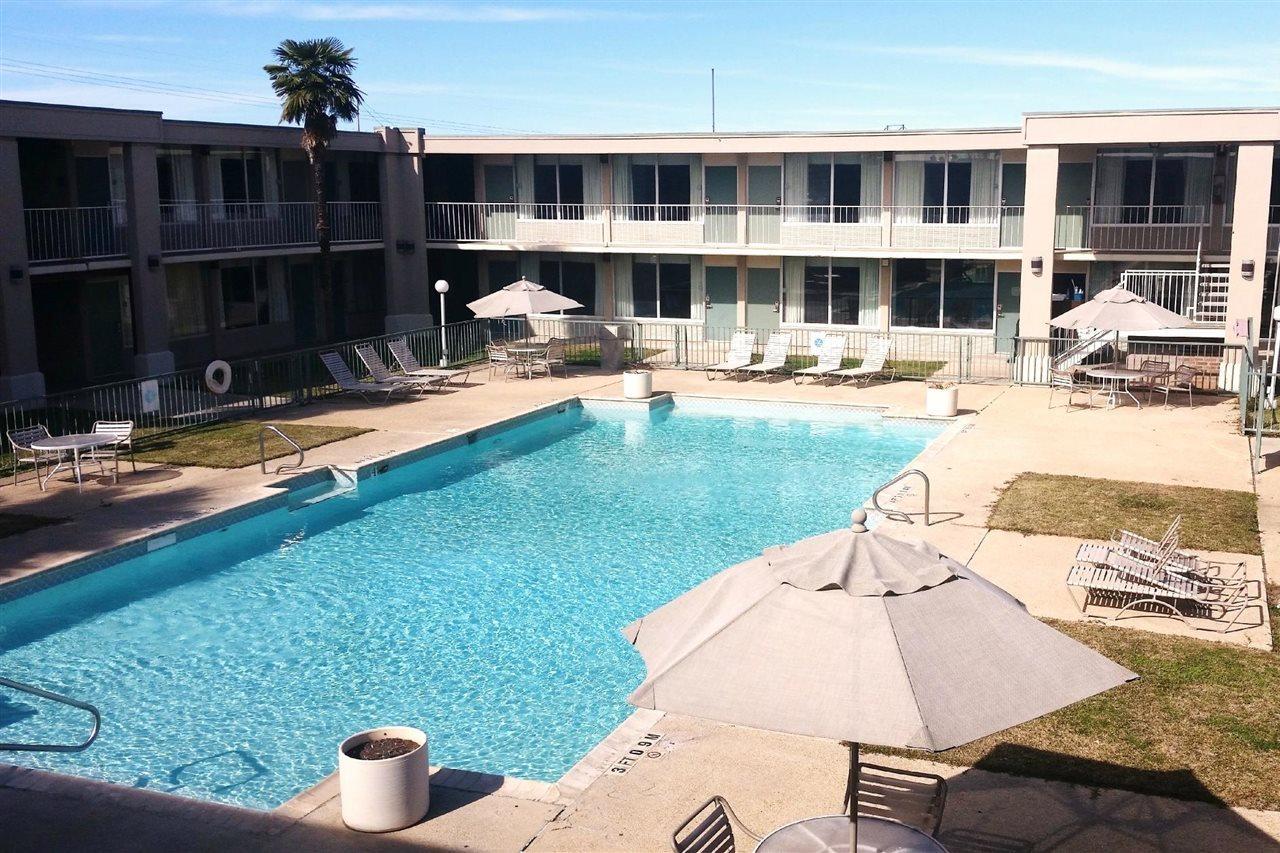 Days Inn By Wyndham Seguin Tx Εξωτερικό φωτογραφία