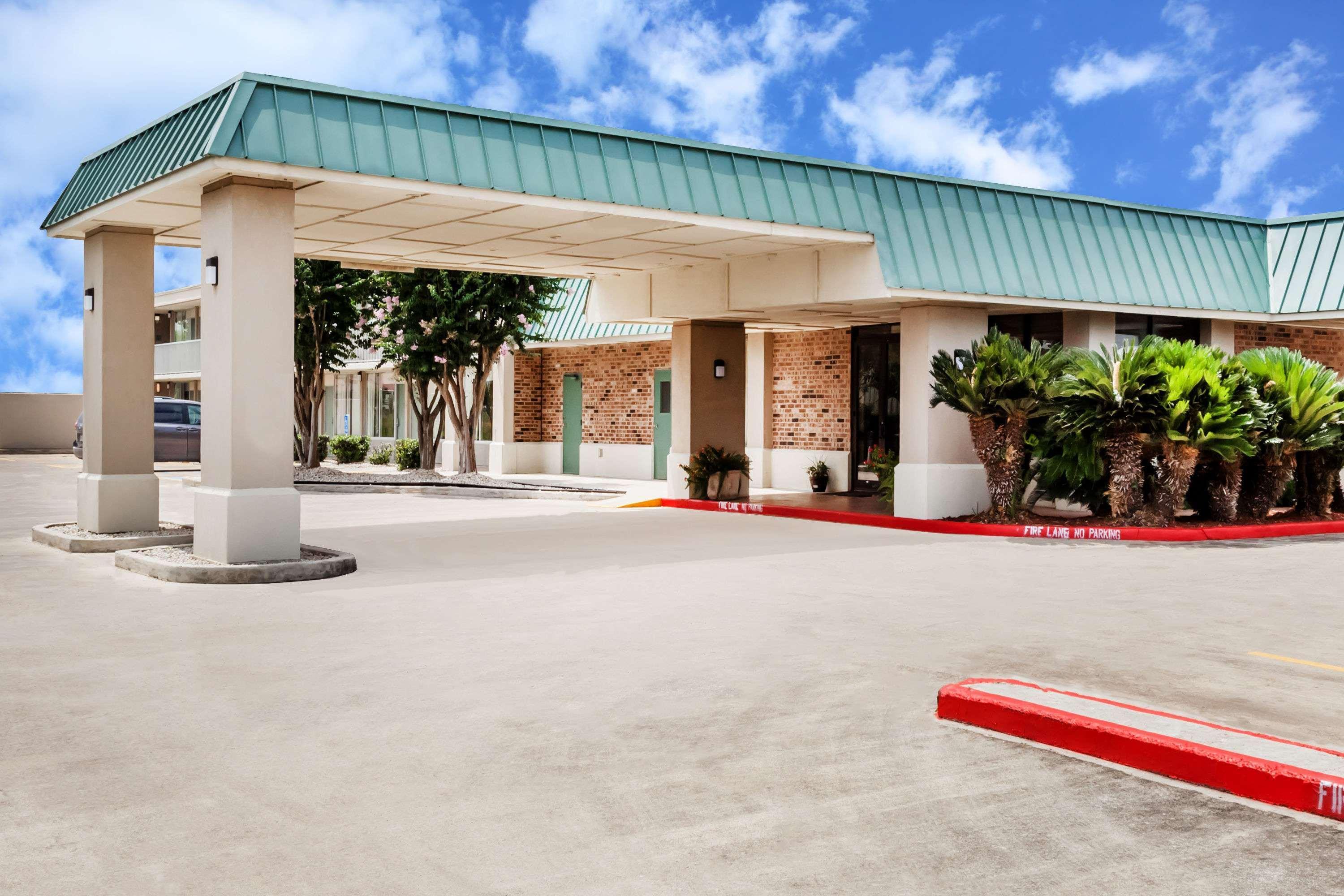 Days Inn By Wyndham Seguin Tx Εξωτερικό φωτογραφία