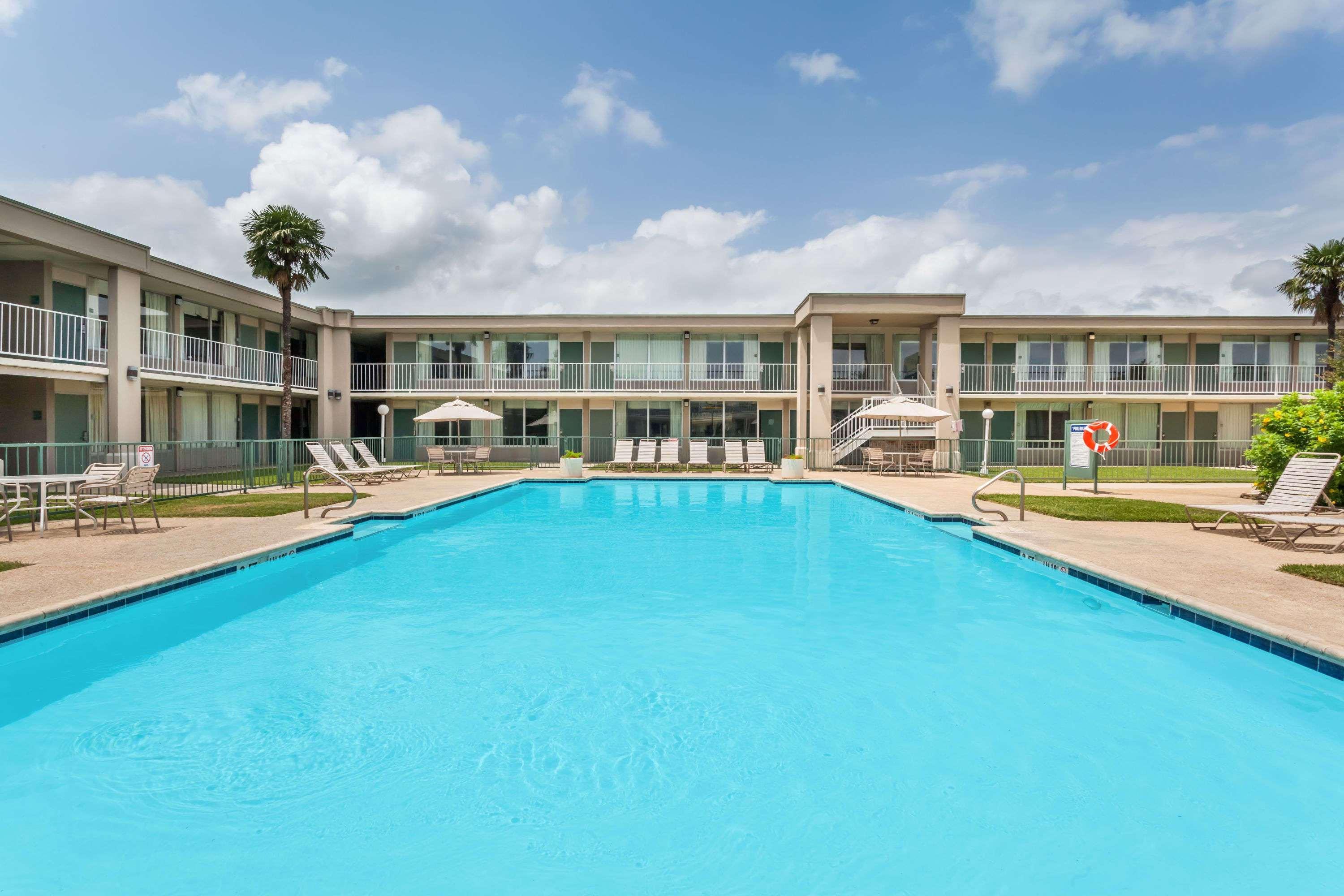 Days Inn By Wyndham Seguin Tx Εξωτερικό φωτογραφία