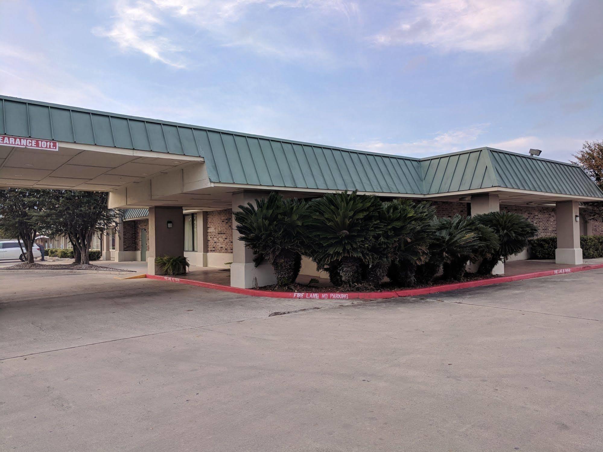 Days Inn By Wyndham Seguin Tx Εξωτερικό φωτογραφία