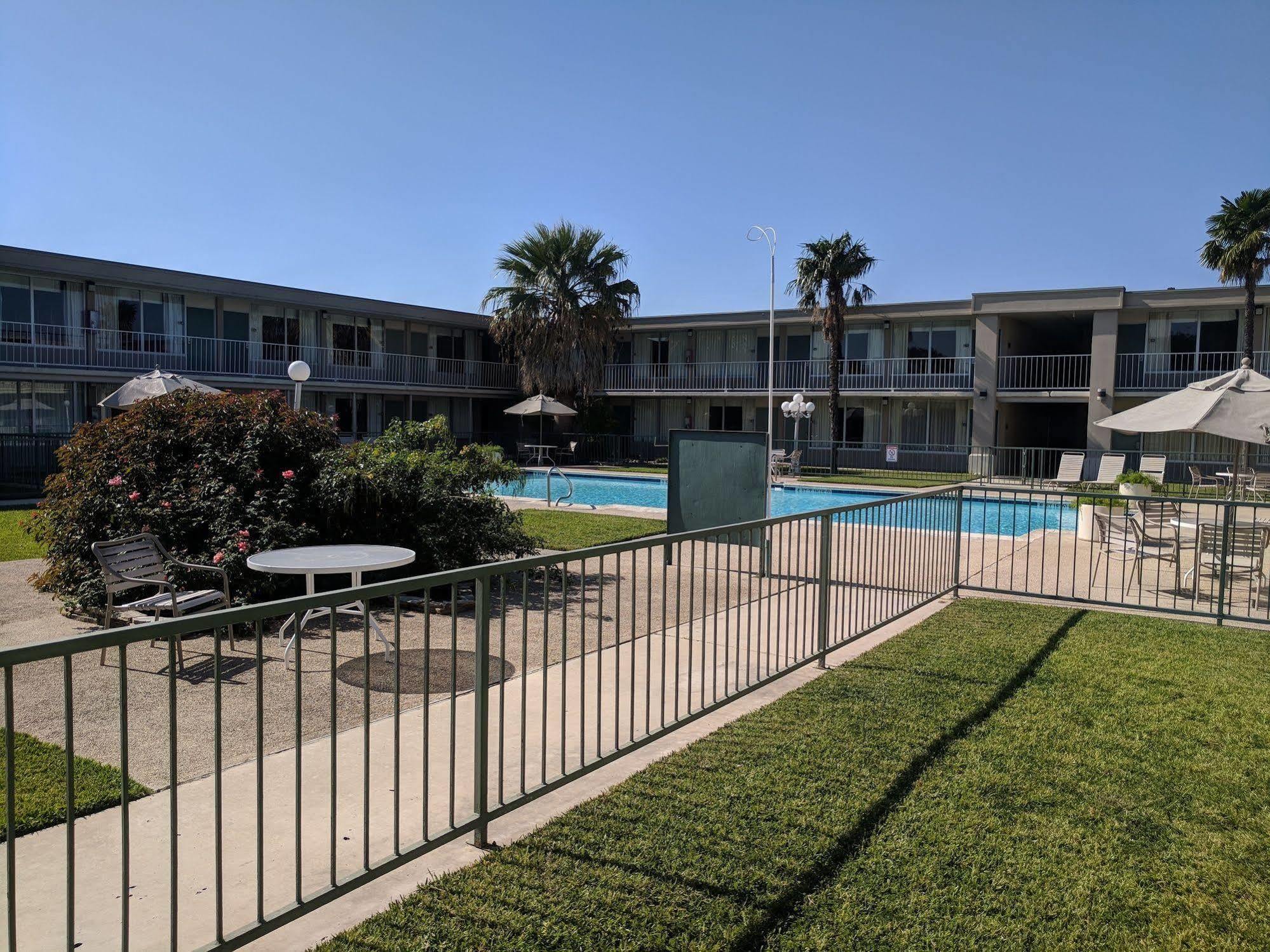 Days Inn By Wyndham Seguin Tx Εξωτερικό φωτογραφία
