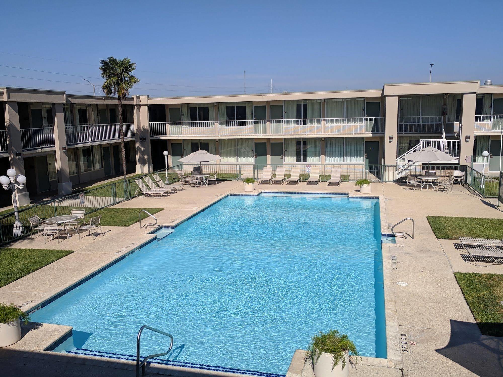 Days Inn By Wyndham Seguin Tx Εξωτερικό φωτογραφία